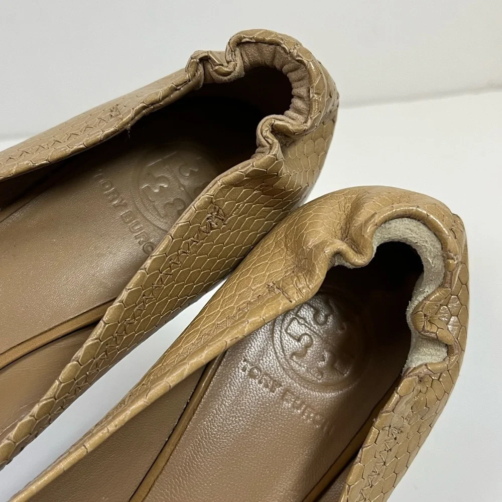 Tory Burch Reva Snake Embossed Leather Ballet Flats Tan Gold Logo 8M